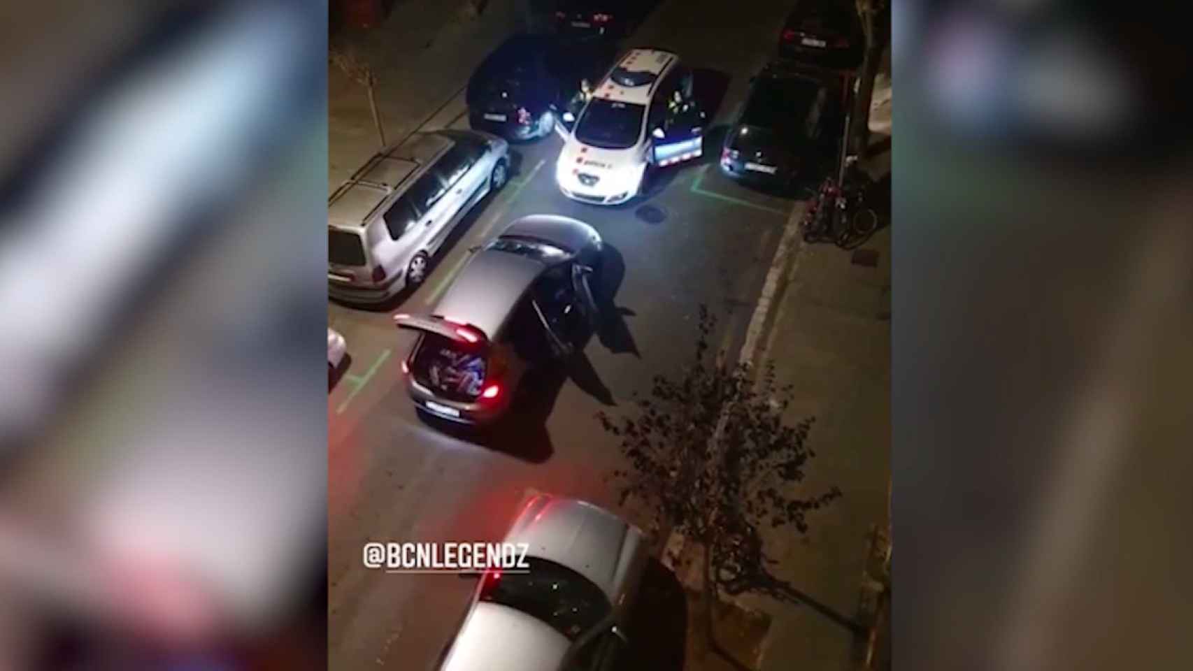 Momento en que los agentes de los Mossos d'Esquadra disparan contra los ladrones