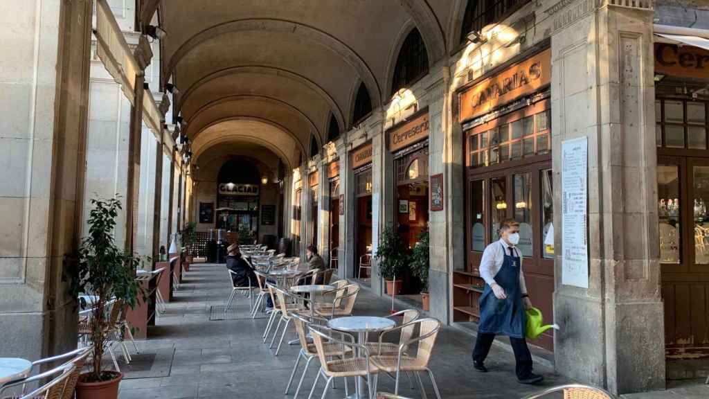 Una terraza de uno de los bares de la plaza Reial de Barcelona con pocos clientes durante el primer día de reapertura de la restauración / V.M.