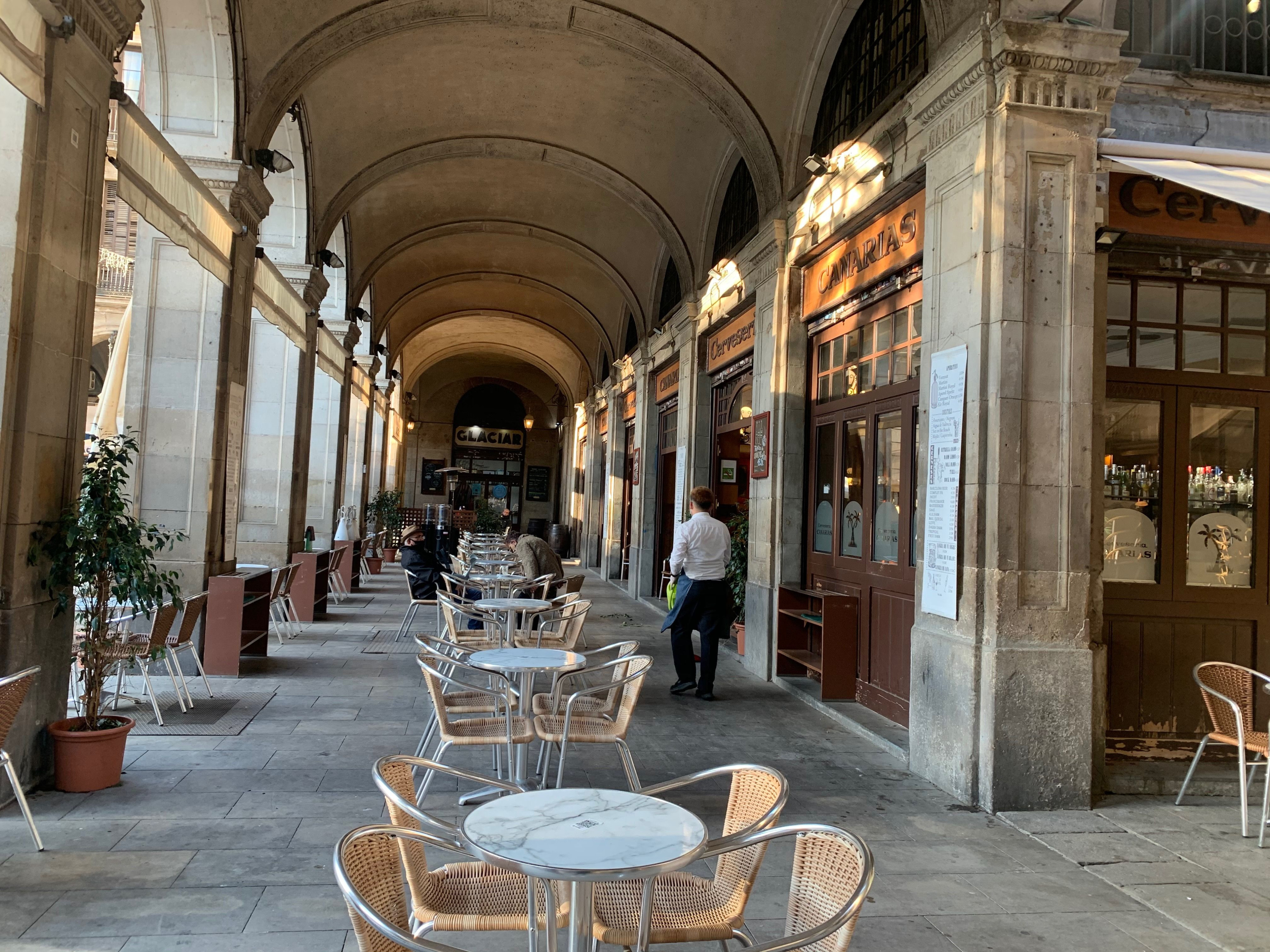 Un camarero sirviendo a los pocos clientes de la plaza Reial