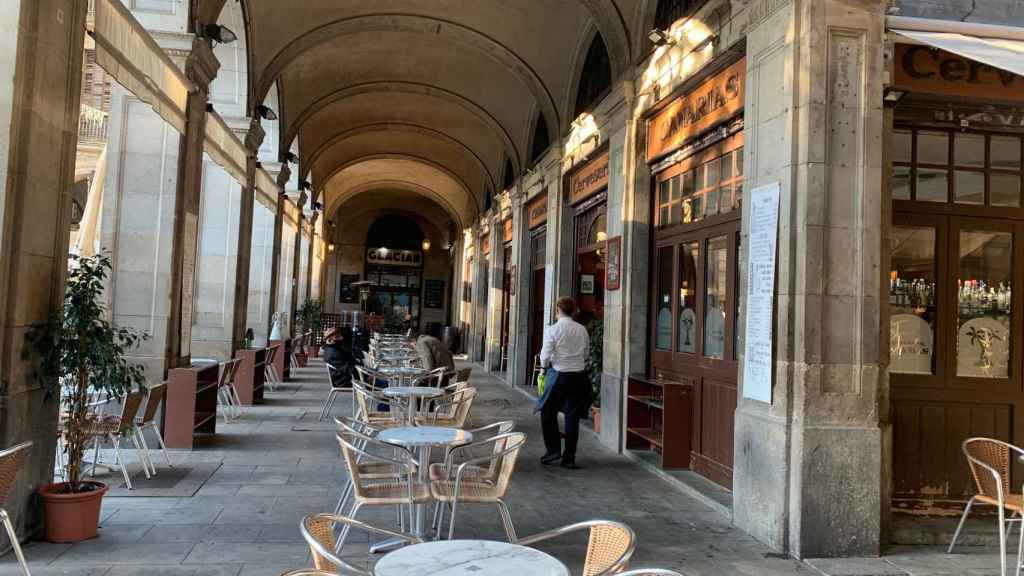 Un camarero sirviendo a los pocos clientes de la plaza Reial