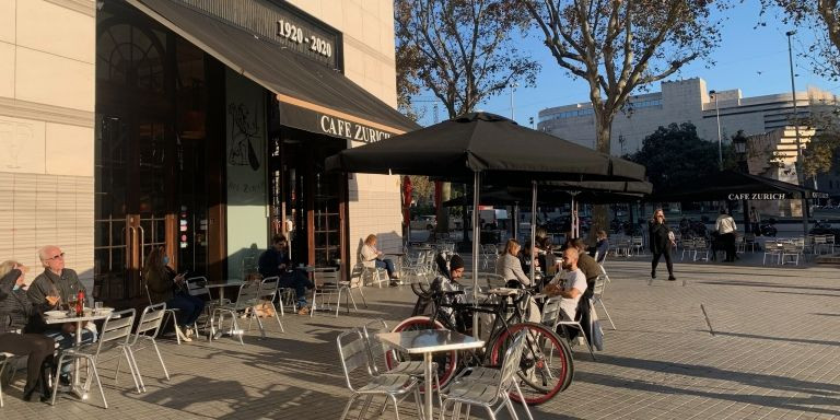 Clientes tomando el sol en la terraza del Café Zurich / ARCHIVO