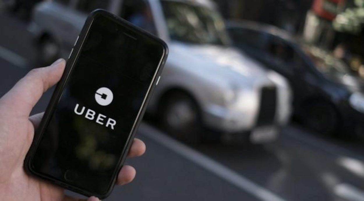 Un cliente abre la aplicación de Uber en el móvil / EFE