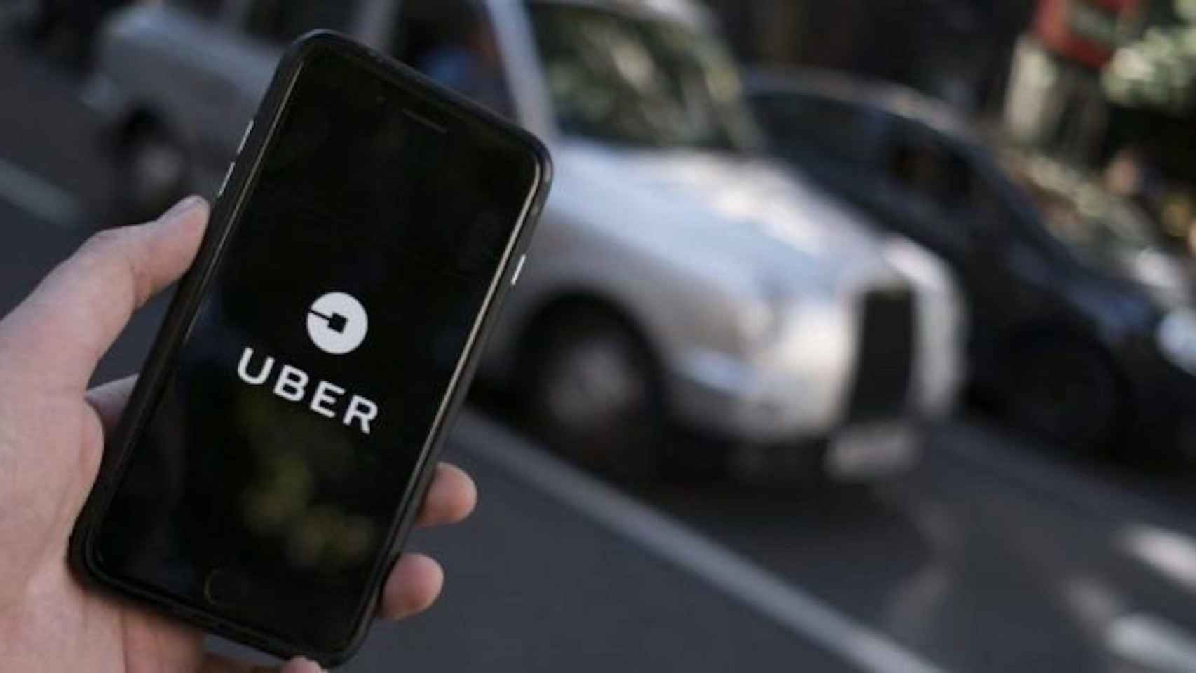 Un cliente abre la aplicación de Uber en el móvil / EFE