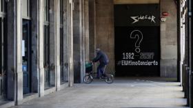 Un hombre pasa a las puertas de la sala de conciertos Sidecar, en la plaza Real de Barcelona / EFE - Toni Albir