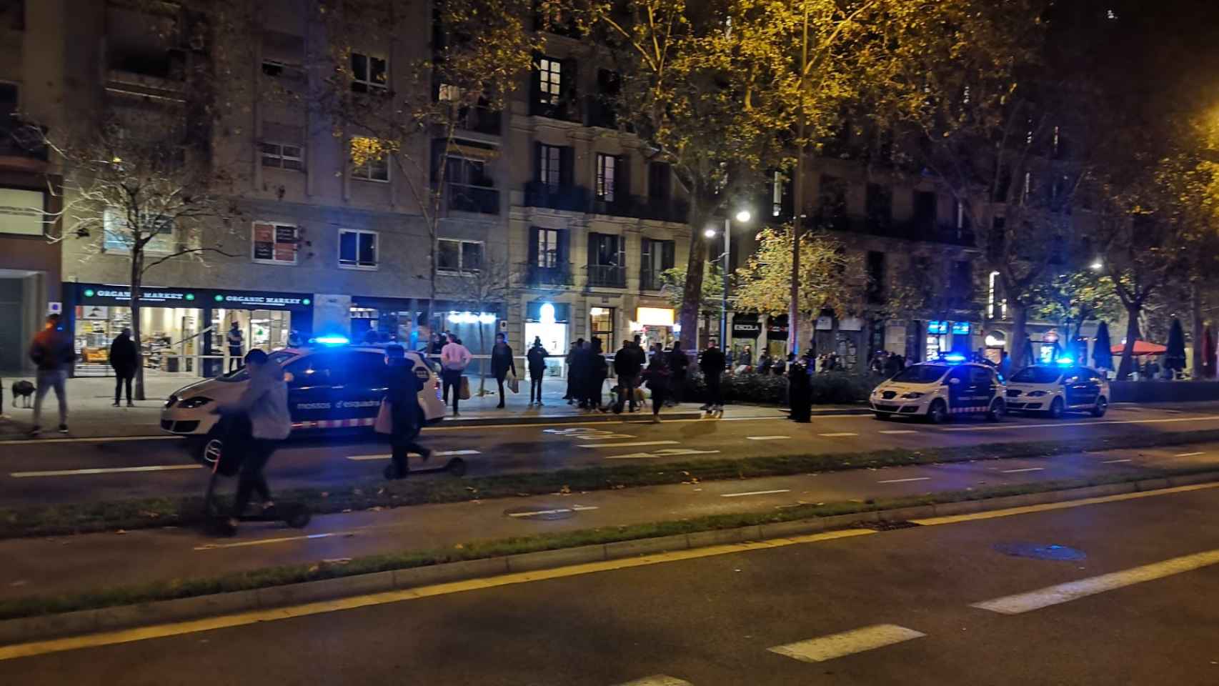 Coches policiales de Mossos en el paseo Sant Joan, una hora después de que la Guardia Urbana disparara al sintecho