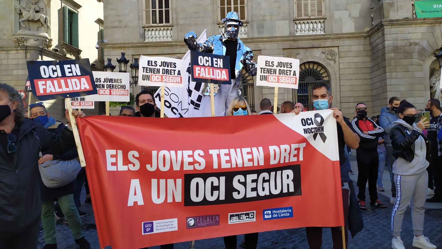 Concentración del ocio nocturno en la plaza de Sant Jaume/ E.G