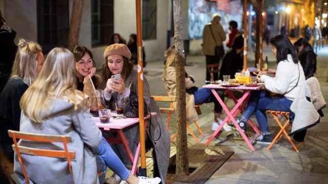 Clientes en una terraza de Barcelona tras la reapertura de los establecimientos / EFE - MARTA PÉREZ