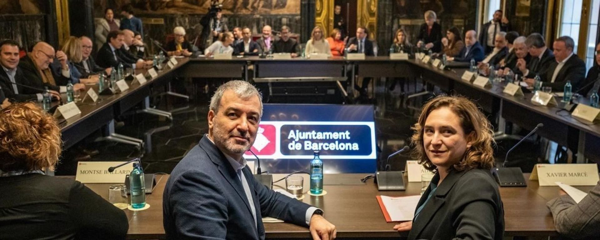 Jaume Collboni y Ada Colau, en una reunión en el Ayuntamiento de Barcelona con los sectores económicos de la ciudad / EFE