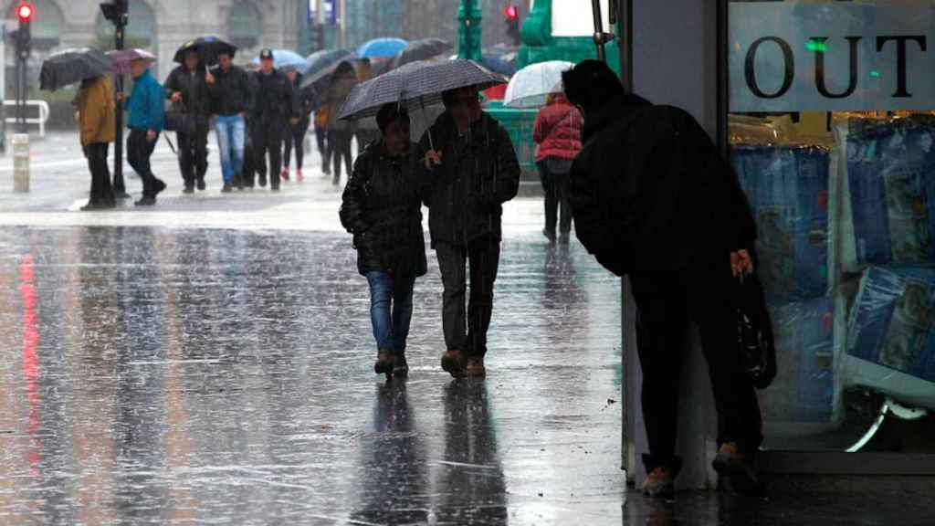Varias personas cubiertas con un paraguas durante una jornada de intensas lluvias