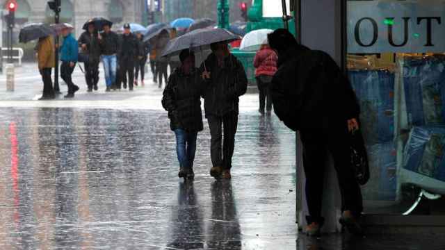Varias personas cubiertas con un paraguas durante una jornada de intensas lluvias