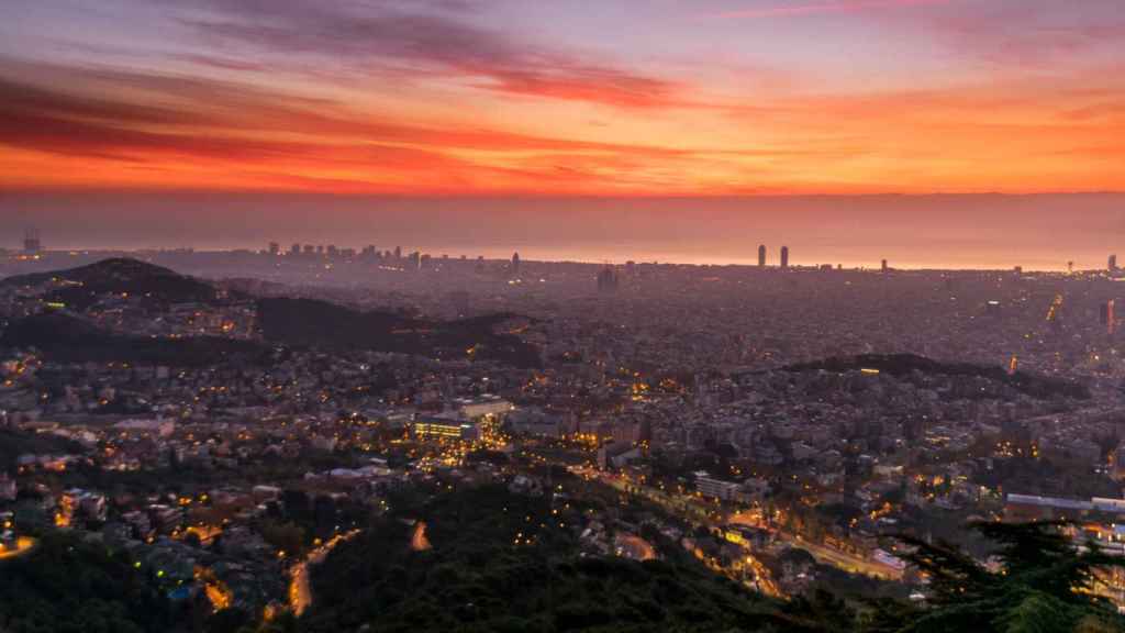 Vista panorámica de Barcelona en tonos rojizos / ALFONS PUERTAS - @alfons_pc