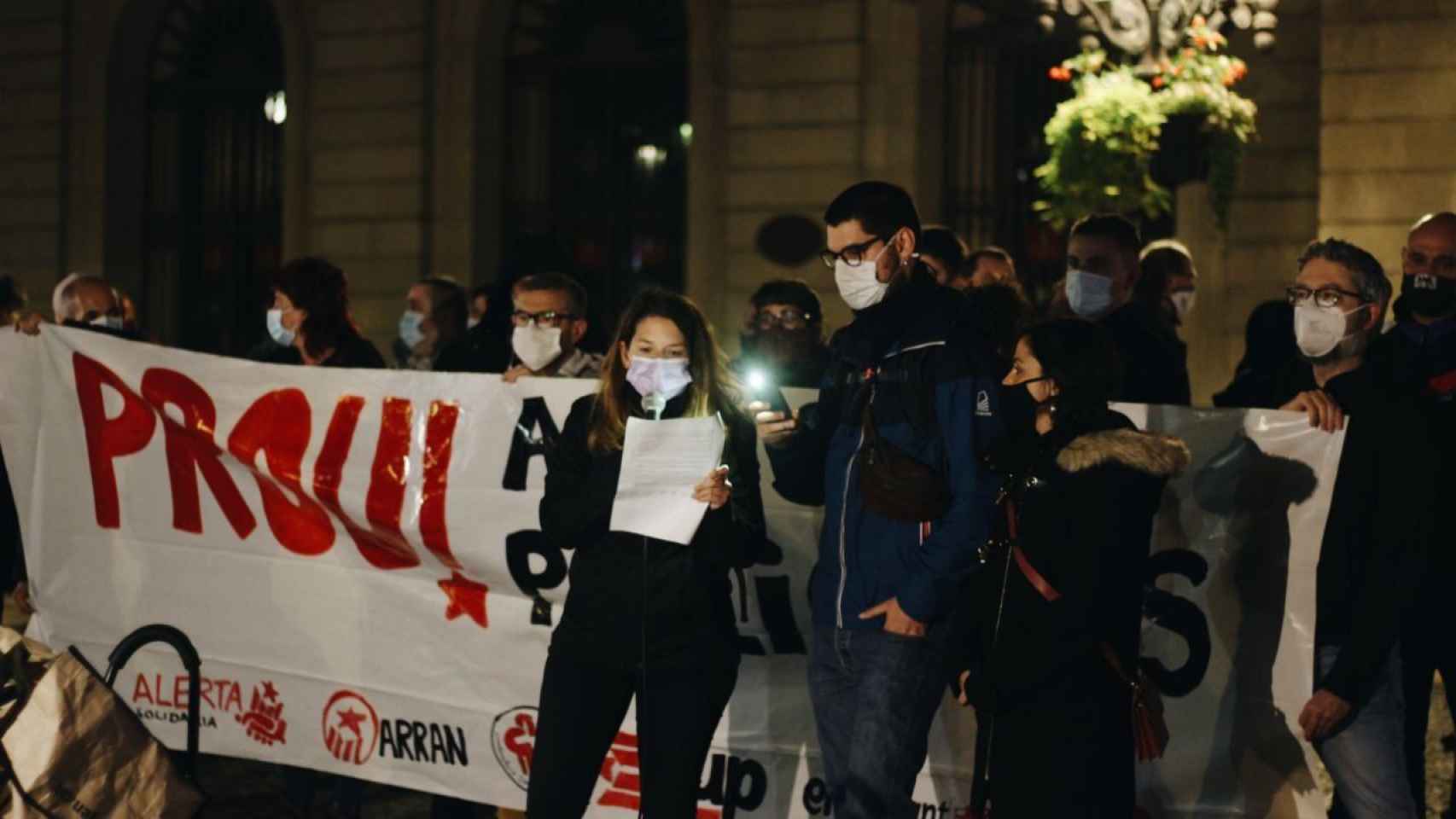 Lectura del manifiesto en la concentración de la plaza Sant Jaume organizada por la CUP para protestar contra la actuación de la Guardia Urbana, que el sábado pasado disparó a