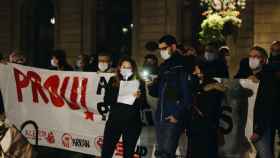 Lectura del manifiesto en la concentración de la plaza Sant Jaume organizada por la CUP para protestar contra la actuación de la Guardia Urbana, que el sábado pasado disparó a