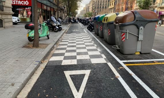 Tramo indicado con un ceda el paso en el nuevo carril bici de la calle Aragó / V.M.