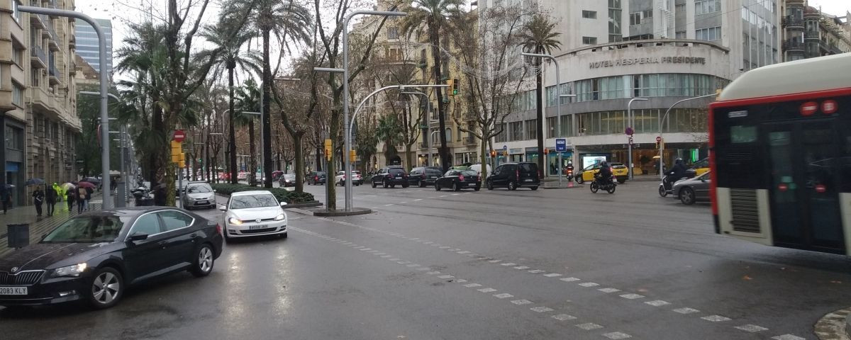 Confluencia de la avenida Diagonal con la calle Muntaner, previamente a la supresión de un carril / JORDI SUBIRANA