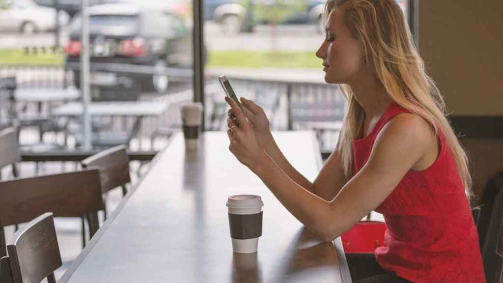 Mujer en una cafetería