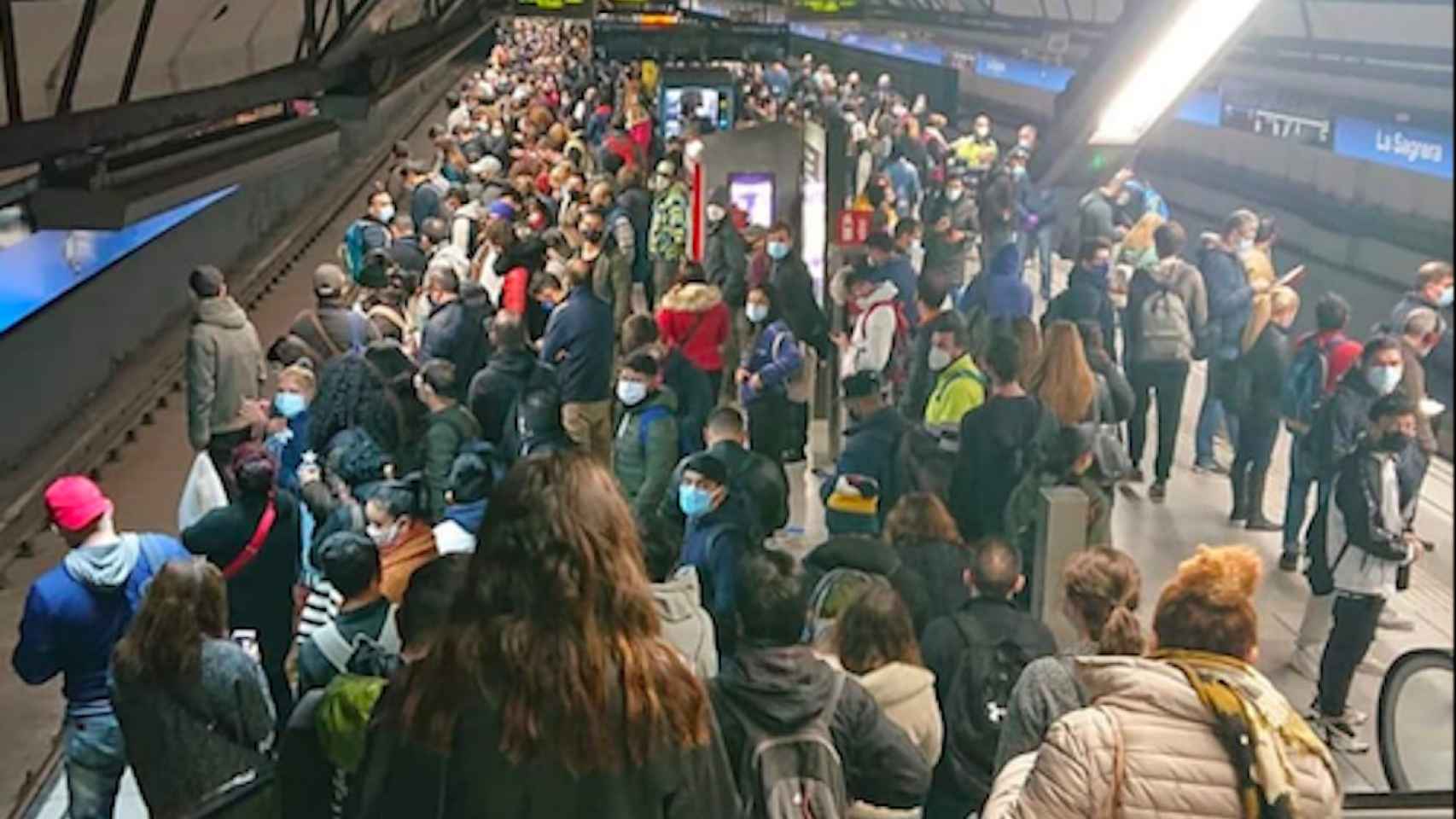 La estación de metro de la L5 de La Sagrera, abarrotada este jueves por la mañana / MA