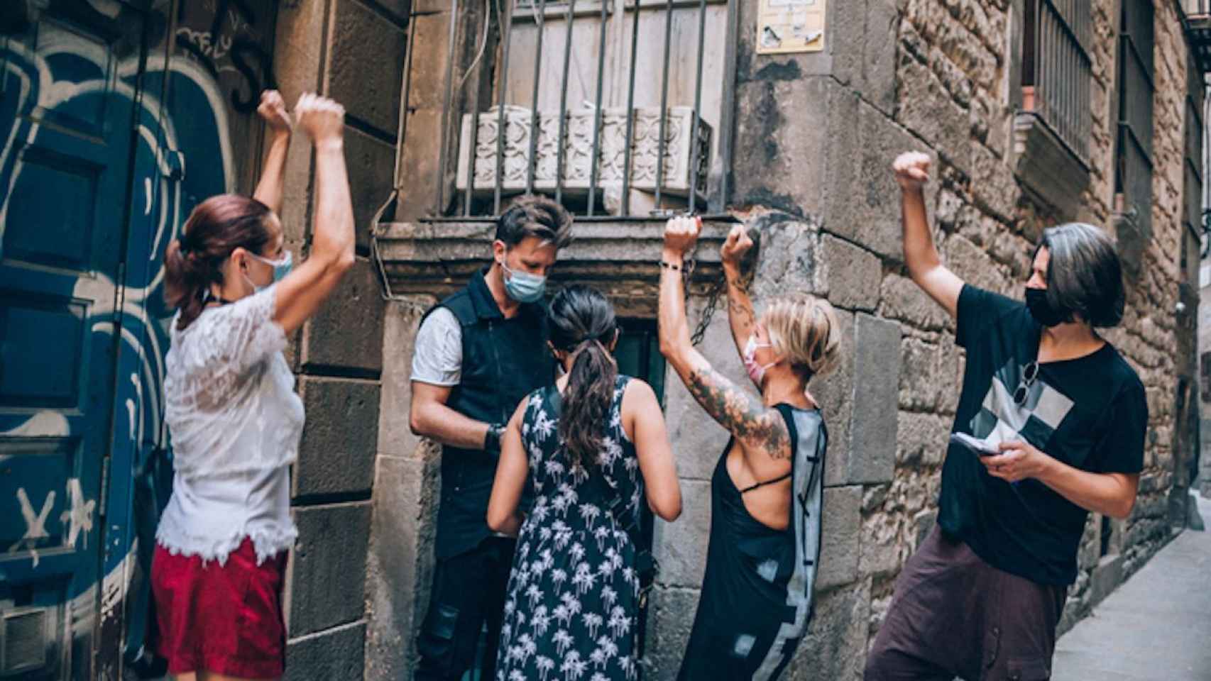 Personas jugando al 'escape room' al aire libre en el Gòtic 'El Laberinto del Tiempo' / CEDIDA