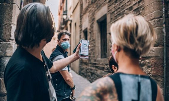 Personas jugando al 'escape room' al aire libre en el Gòtic 'El Laberinto del Tiempo' / CEDIDA