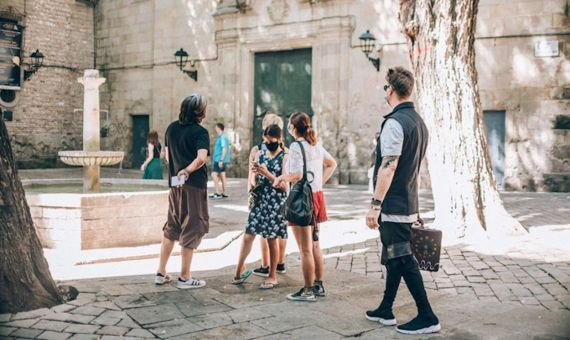 Personas jugando al 'escape room' al aire libre en el Gòtic 'El Laberinto del Tiempo' / CEDIDA