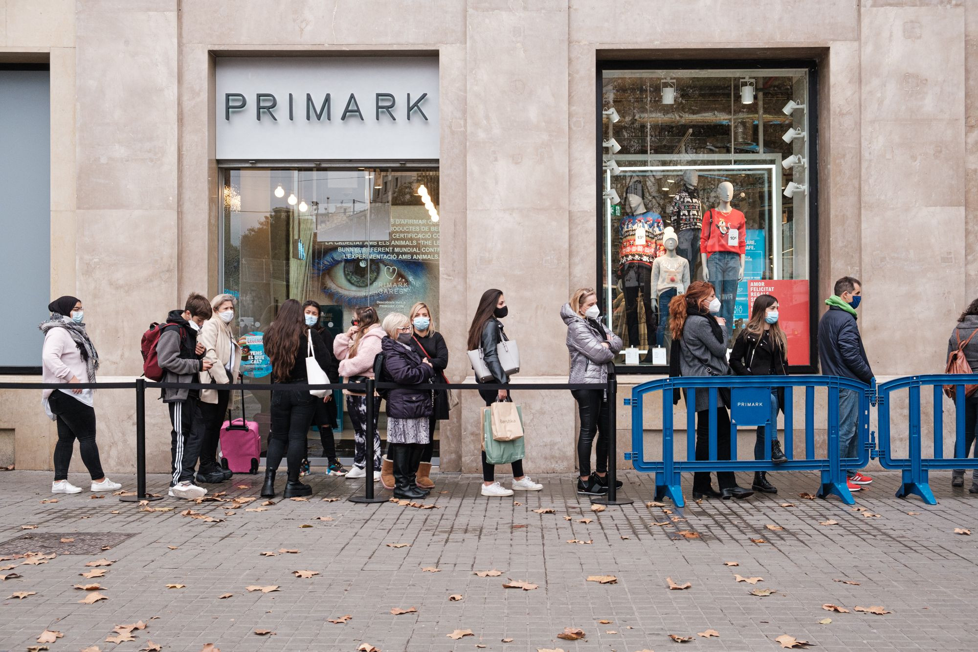 Cola en el Primark de la plaza de Catalunya / PABLO MIRANZO