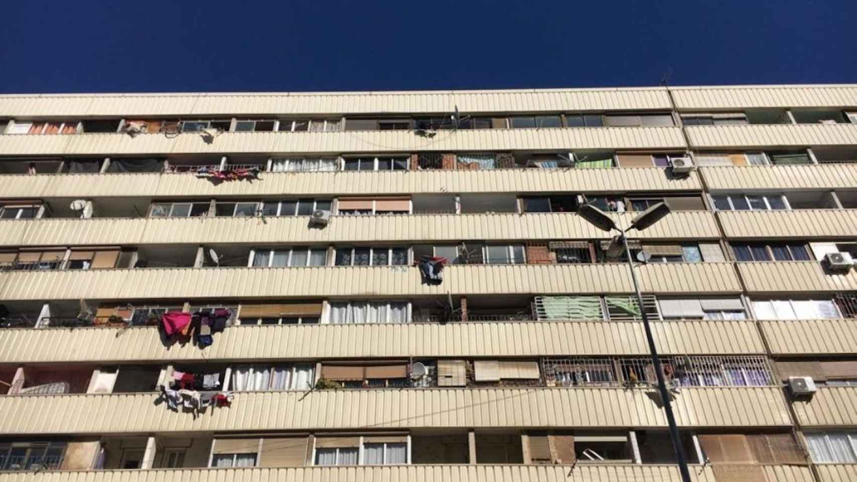 El edificio Venus del barrio de La Mina de Sant Adrià de Besòs  / ALBA LOSADA