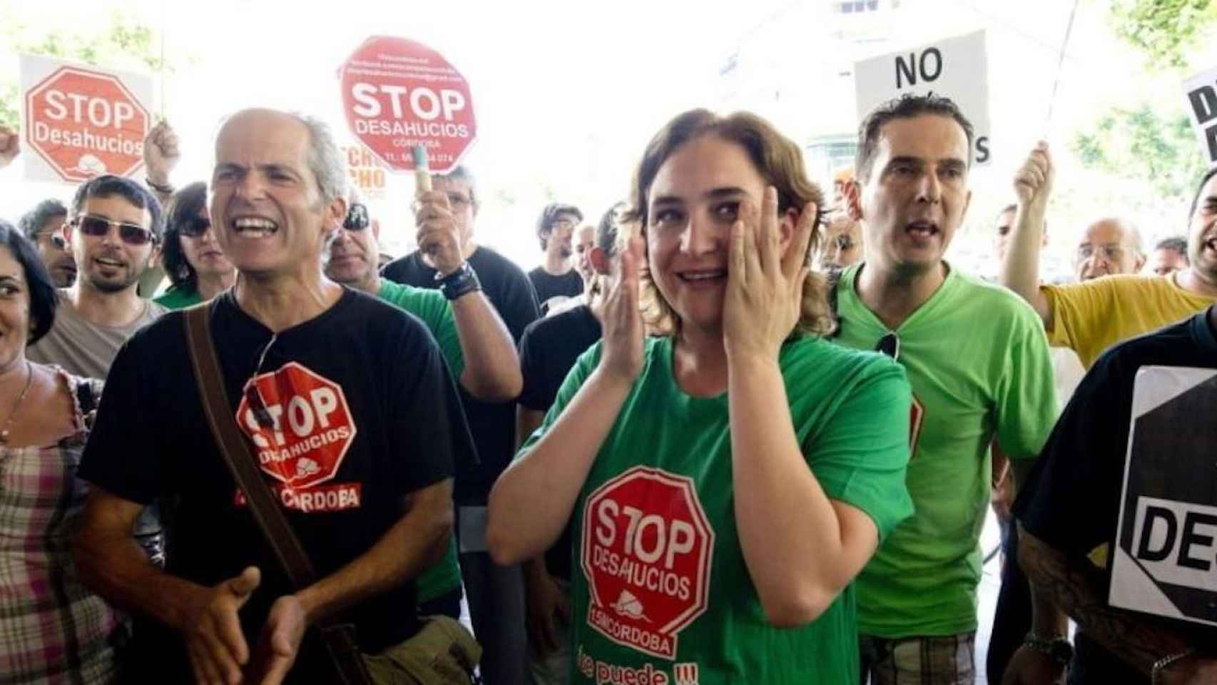 Ada Colau, cuando era la portavoz de la PAH y se dedicaba a frenar desahucios / ARCHIVO