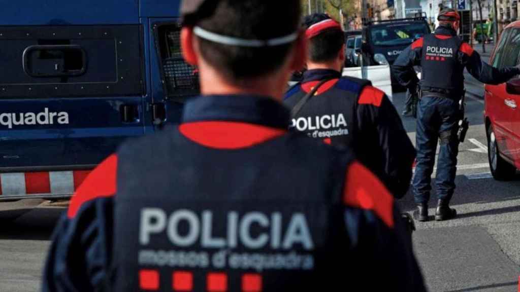 Agentes de los Mossos d'Esquadra, en una imagen de archivo / EFE