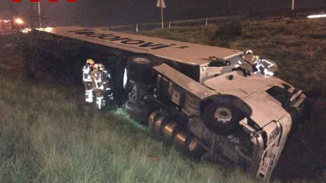 Un camión volcado en la AP-7 a la altura de Granollers / BOMBERS