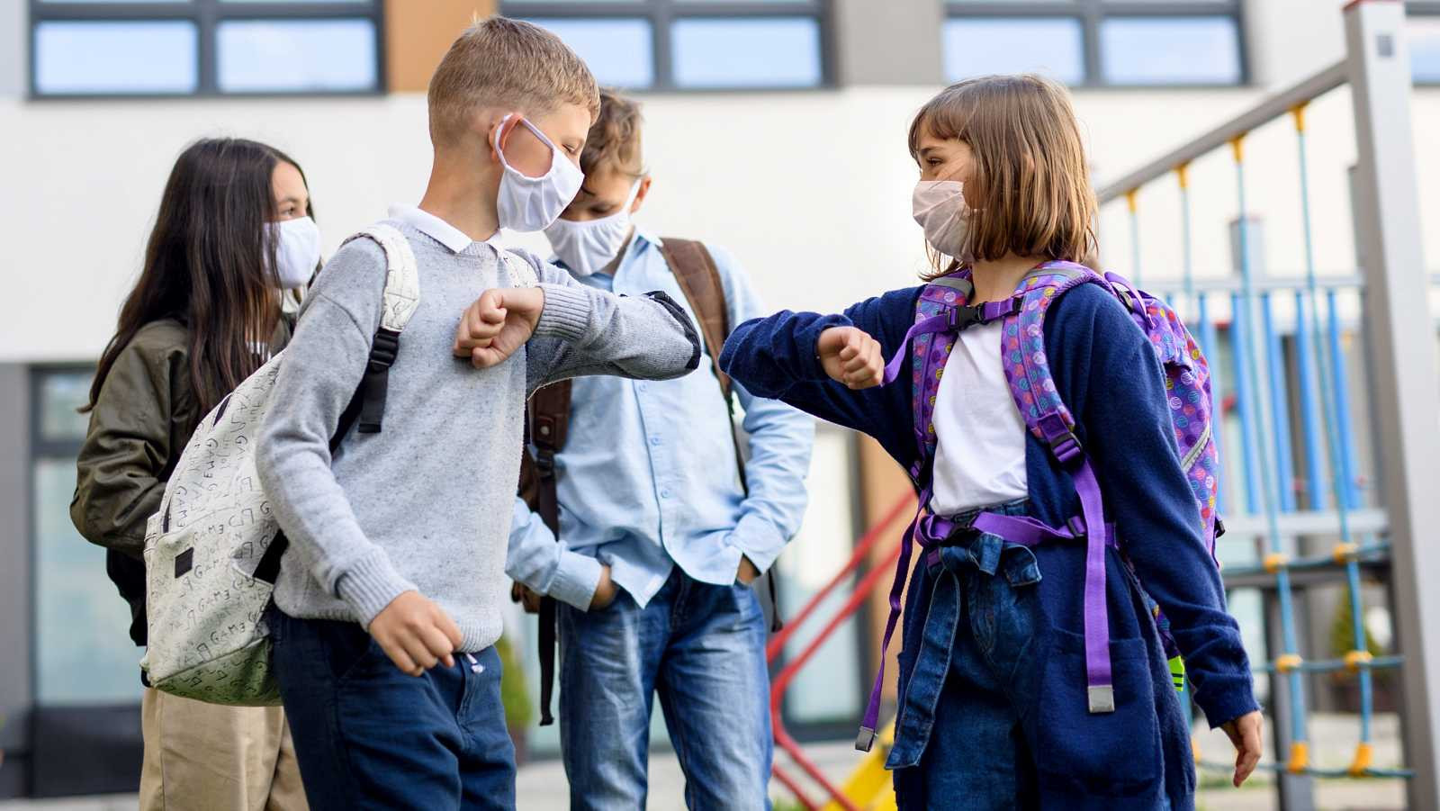 Niños en un colegios cubiertos con una mascarilla / ARCHIVO