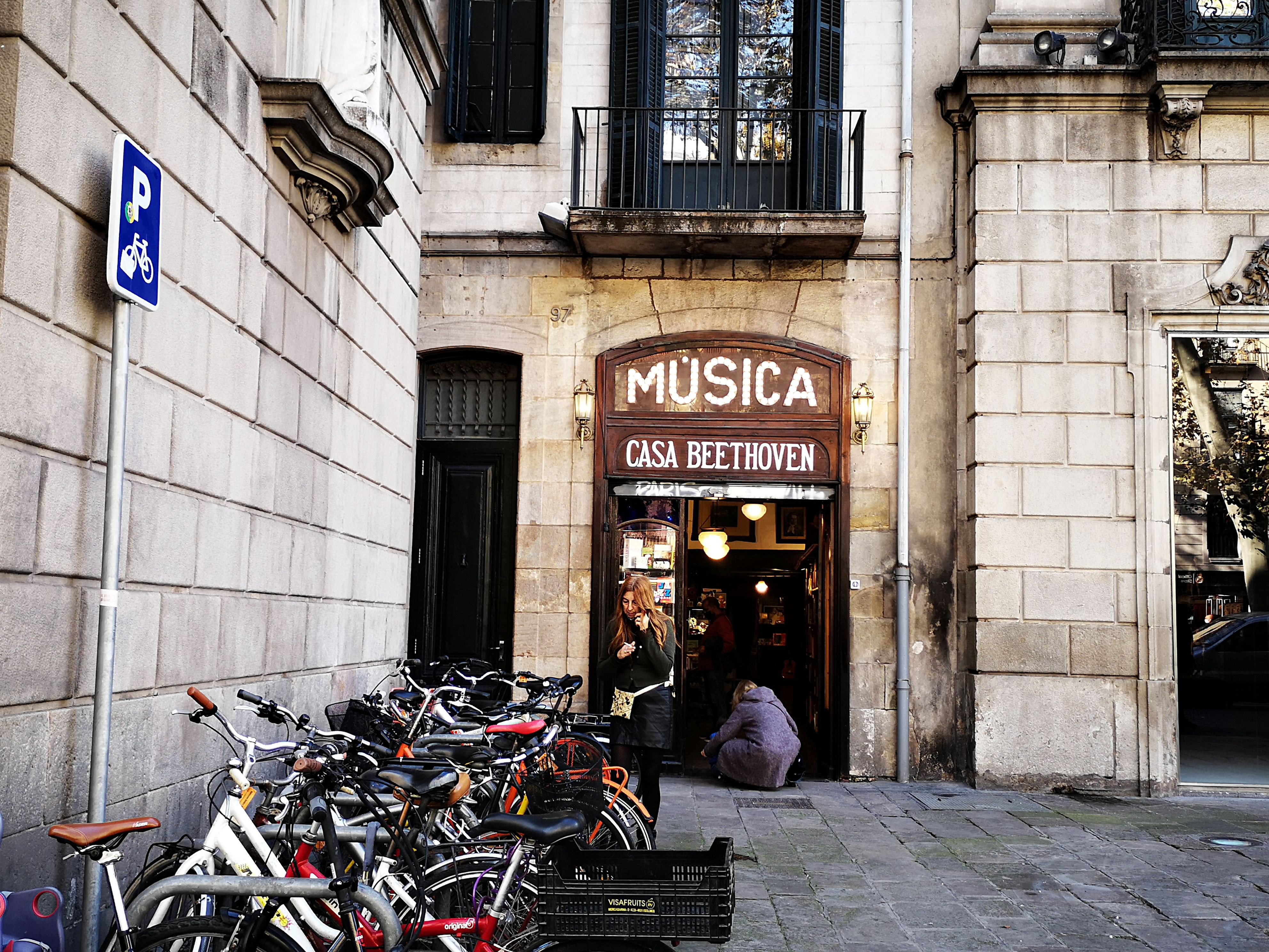 Fachada de Casa Beethoven, tienda centenaria especializada en música que está en La Rambla / INMA SANTOS