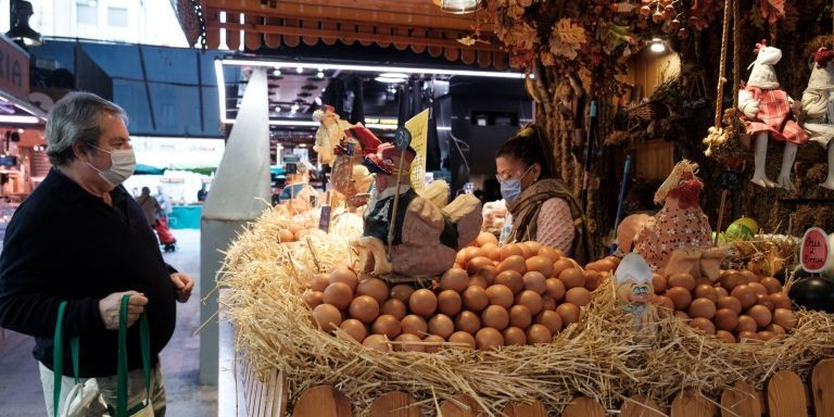 Parada de huevos en la Boqueria / PABLO MIRANZO