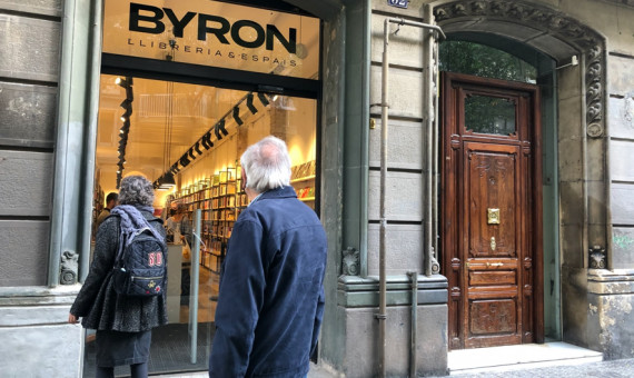 Dos vecinos observan la nueva librería en la calle de Casanova / ELENA GARRIDO