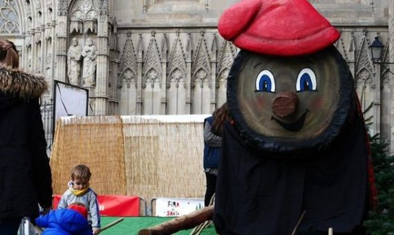 Tió gigante en la Fira de Santa Llúcia/ AJUNTAMENT DE BARCELONA