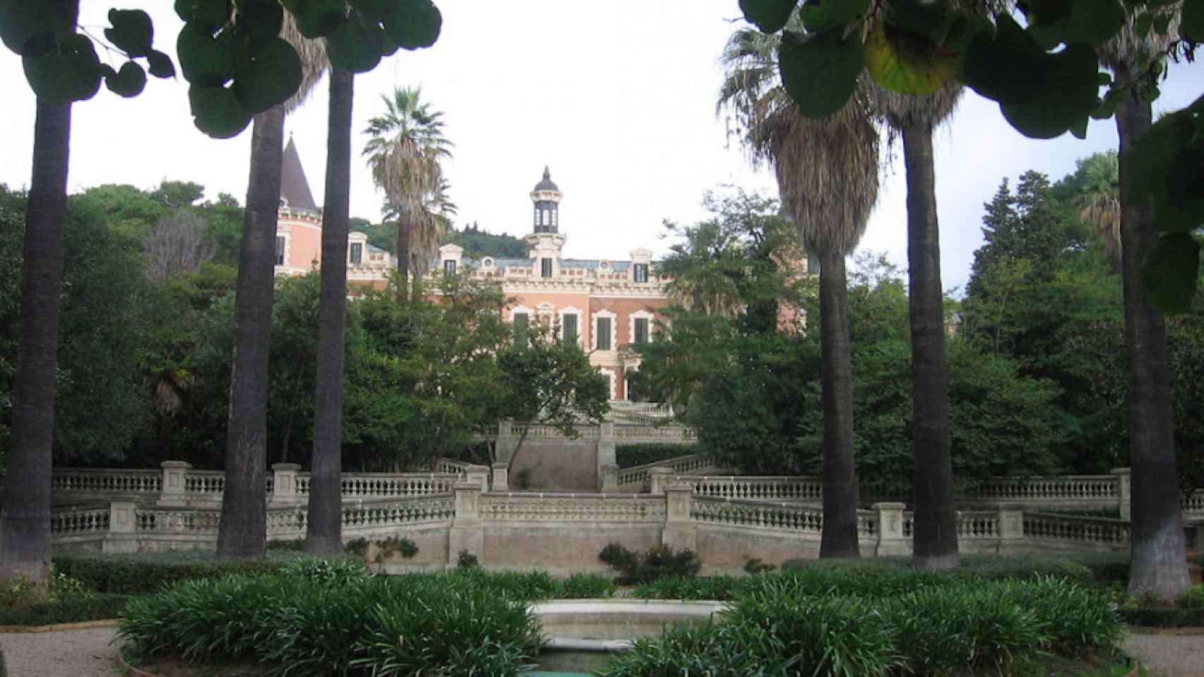 Jardines del Palau de les Heures, con el palacio al fondo / AJUNTAMENT DE BARCELONA