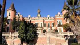 Jardines del Palau de les Heures, con el palacio al fondo