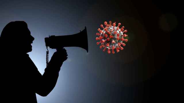 Mujer gritando al coronavirus