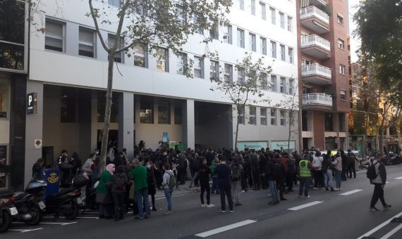 Los manifestantes cortan el tráfico en la avenida de Josep Tarradellas / METRÓPOLI ABIERTA