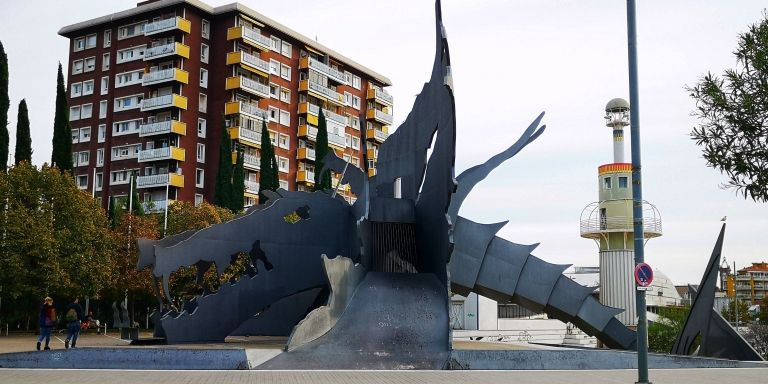 Un dragón de acero custodia el parque de la España Industrial