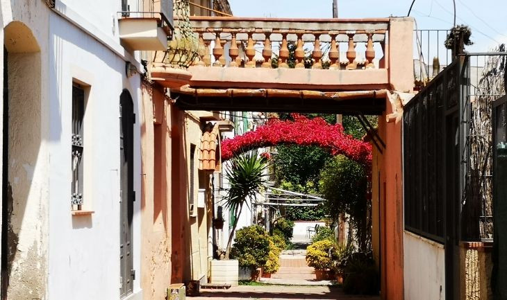 Detalle de la calle Aiguafreda, en Horta / INMA SANTOS