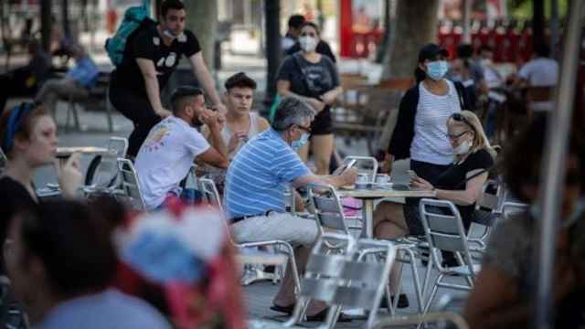 Clientes de una terraza en un bar de Barcelona / EUROPA PRESS