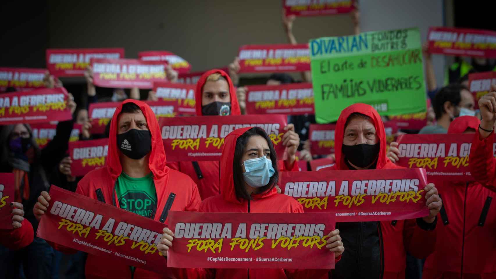 Alrededor de 50 personas vestidas de rojo se concentran frente a la sede de Haya Real State, inmobiliaria del fondo de inversión Cerberus / EUROPA PRESS - David Zorrakino