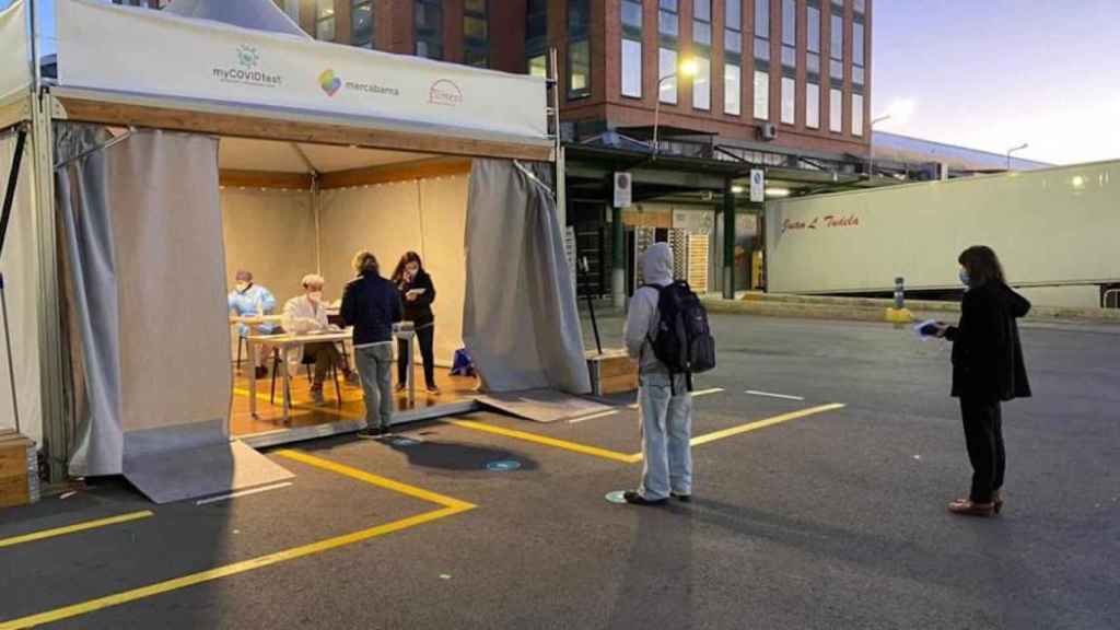 Personas esperando para realizarse el test de antígenos en una de las carpas instaladas en Mercabarna / MERCABARNA