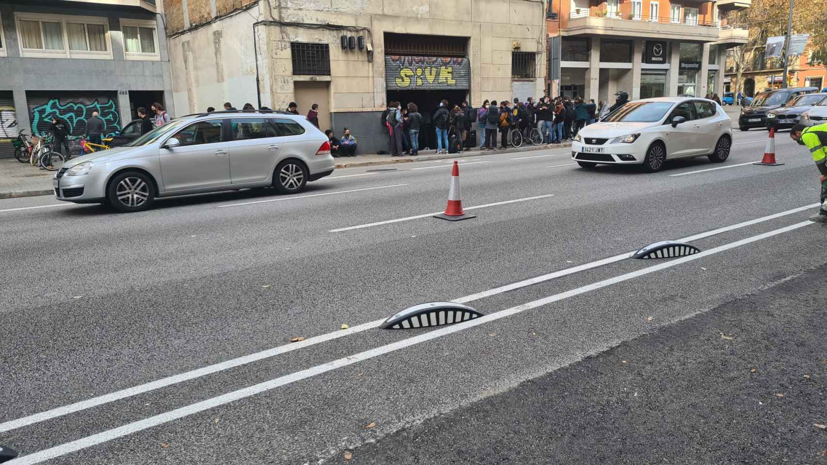 El colectivo okupa toma un antiguo local de la calle de Aragó / METRÓPOLI ABIERTA