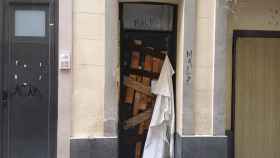 La puerta blindad del edificio okupado de la calle del Pou de la Riera de Barcelona / G.A