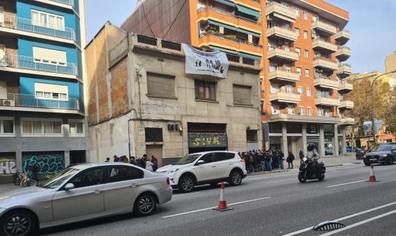 El colectivo okupa bloquea la entrada del antiguo local 'okupado' de la calle de Aragó / METRÓPOLI ABIERTA