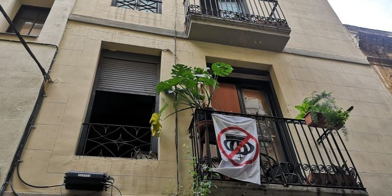 Guardia urbanos en la calle del Pou de la Riera este martes / G.A