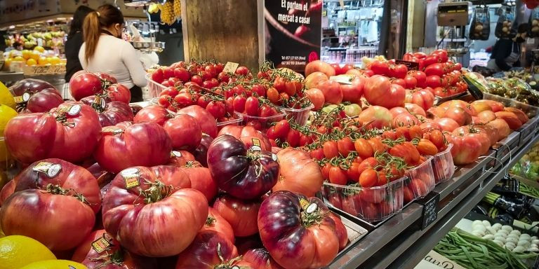 Diversas variedades de tomates en la parada Morilla Fruites de la Boqueria / L.R.