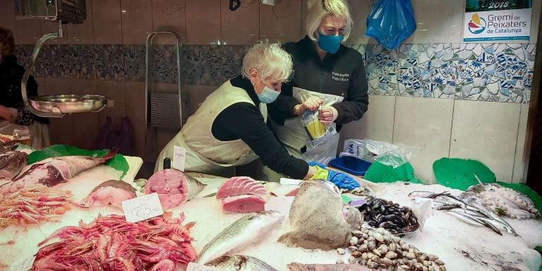 Pepi y Eva preparan un pedido en su parada de la Boqueria / L. R. 