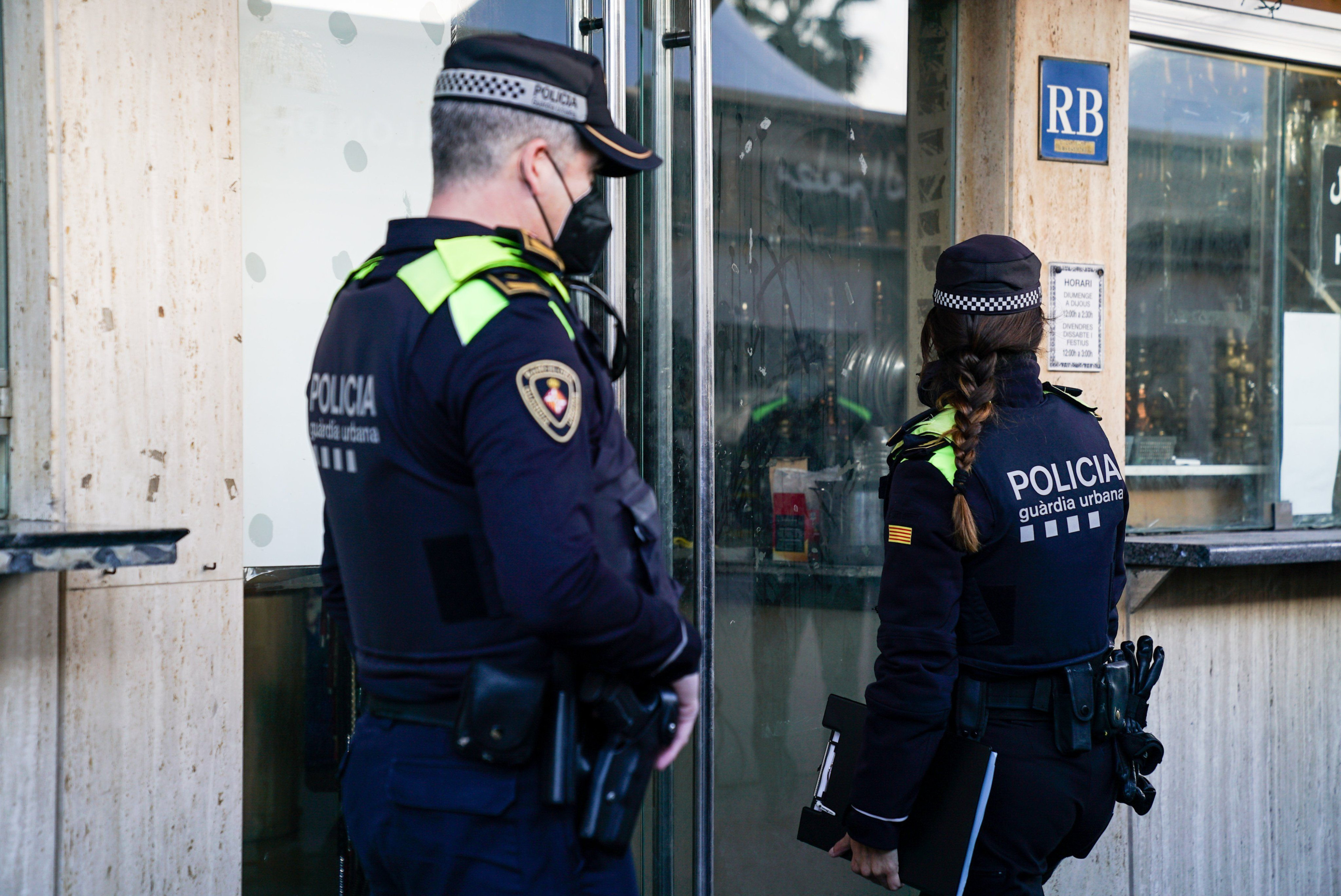 Dos agentes de la Guardia Urbana en una imagen de archivo / GUARDIA URBANA BCN